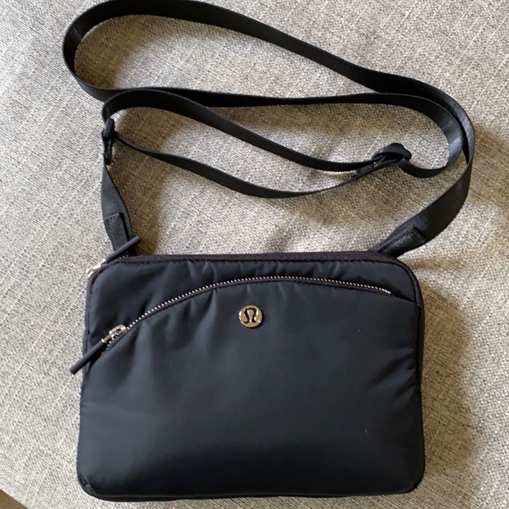 Lululemon Curved Lines Crossbody bag